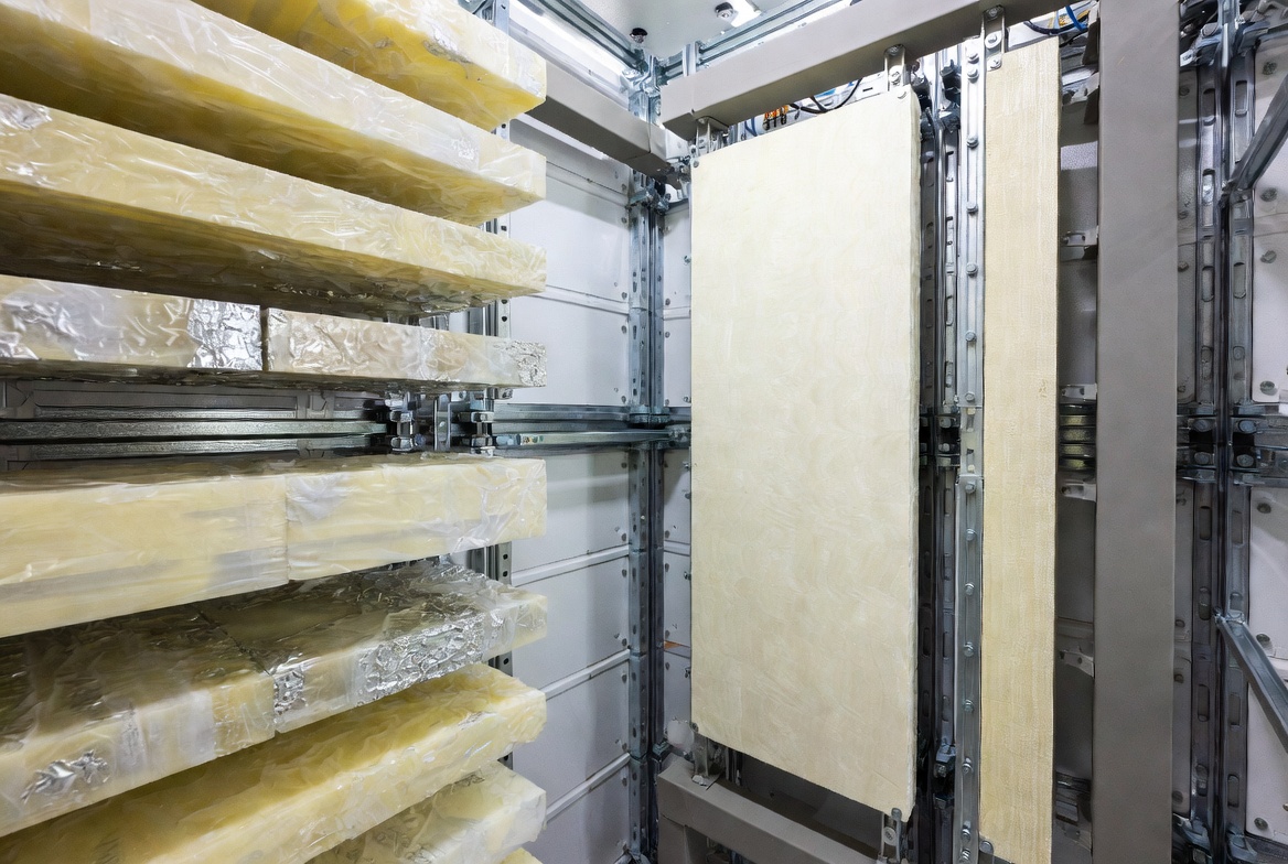 Mica Sheet vs FR4 Fiberglass Sheet for Arc-Resistant Switchgear Applications